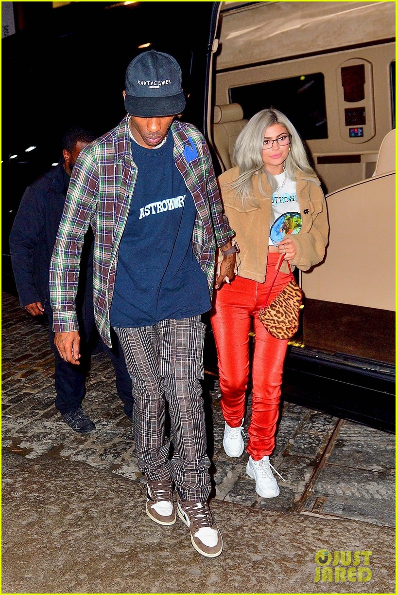 kylie jenner travis scott hold hands after his nyc concert 17