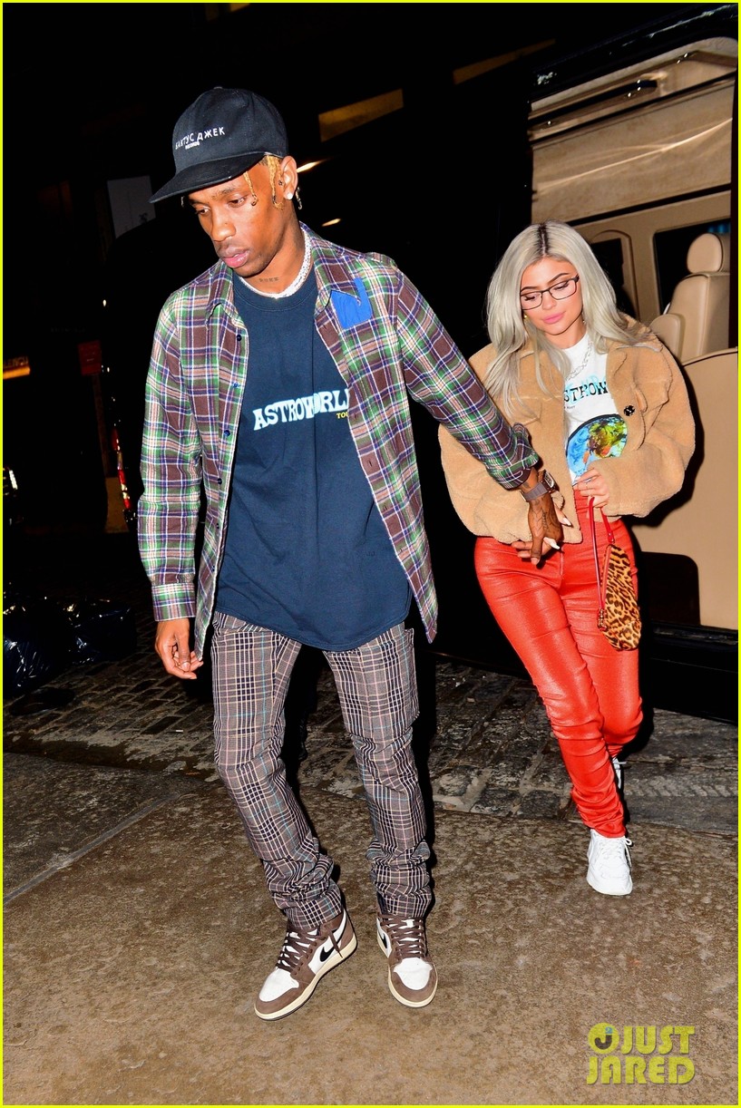 kylie jenner travis scott hold hands after his nyc concert 22