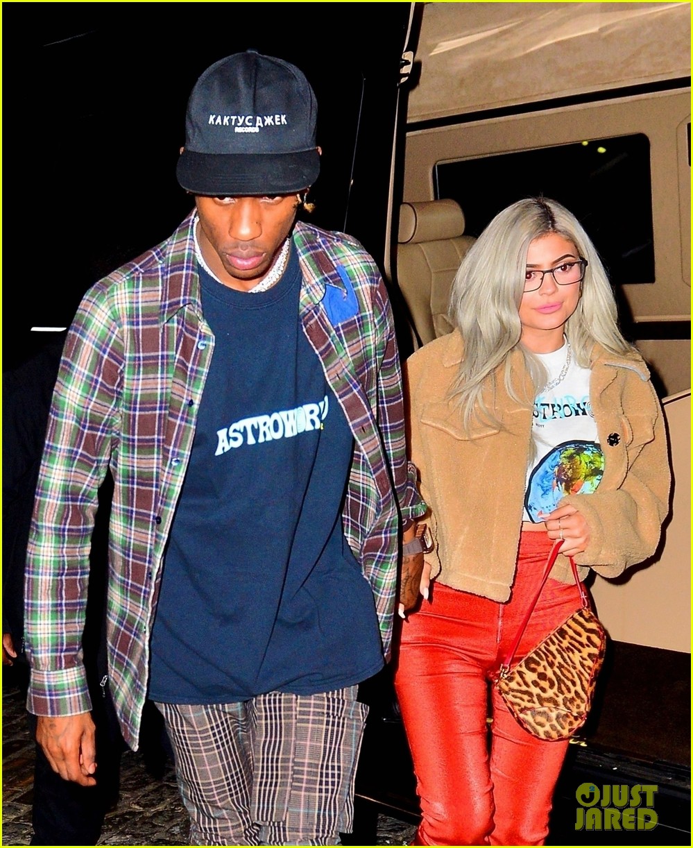 kylie jenner travis scott hold hands after his nyc concert 24