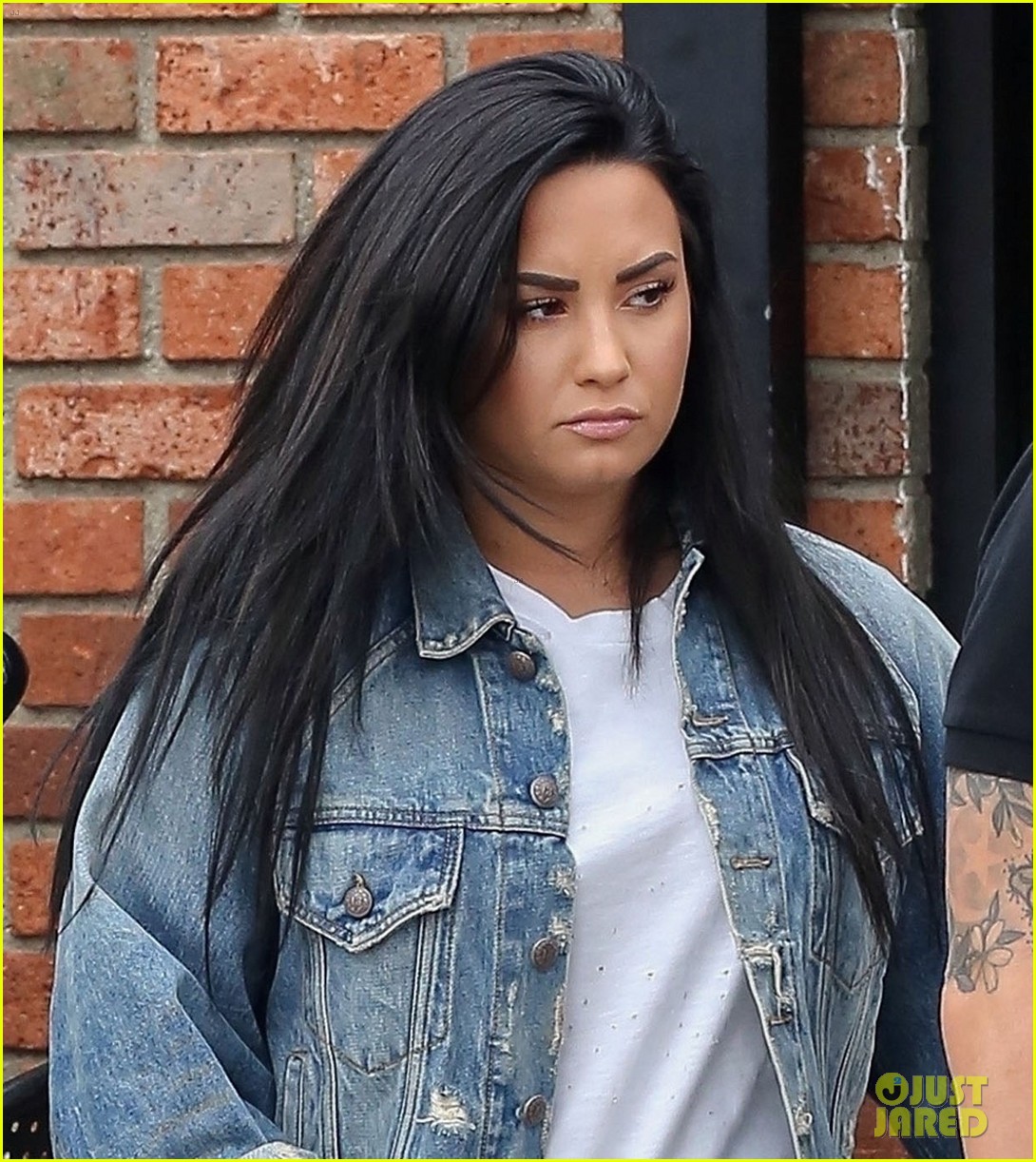 demi lovato makes a coffee run after a workout in la 04