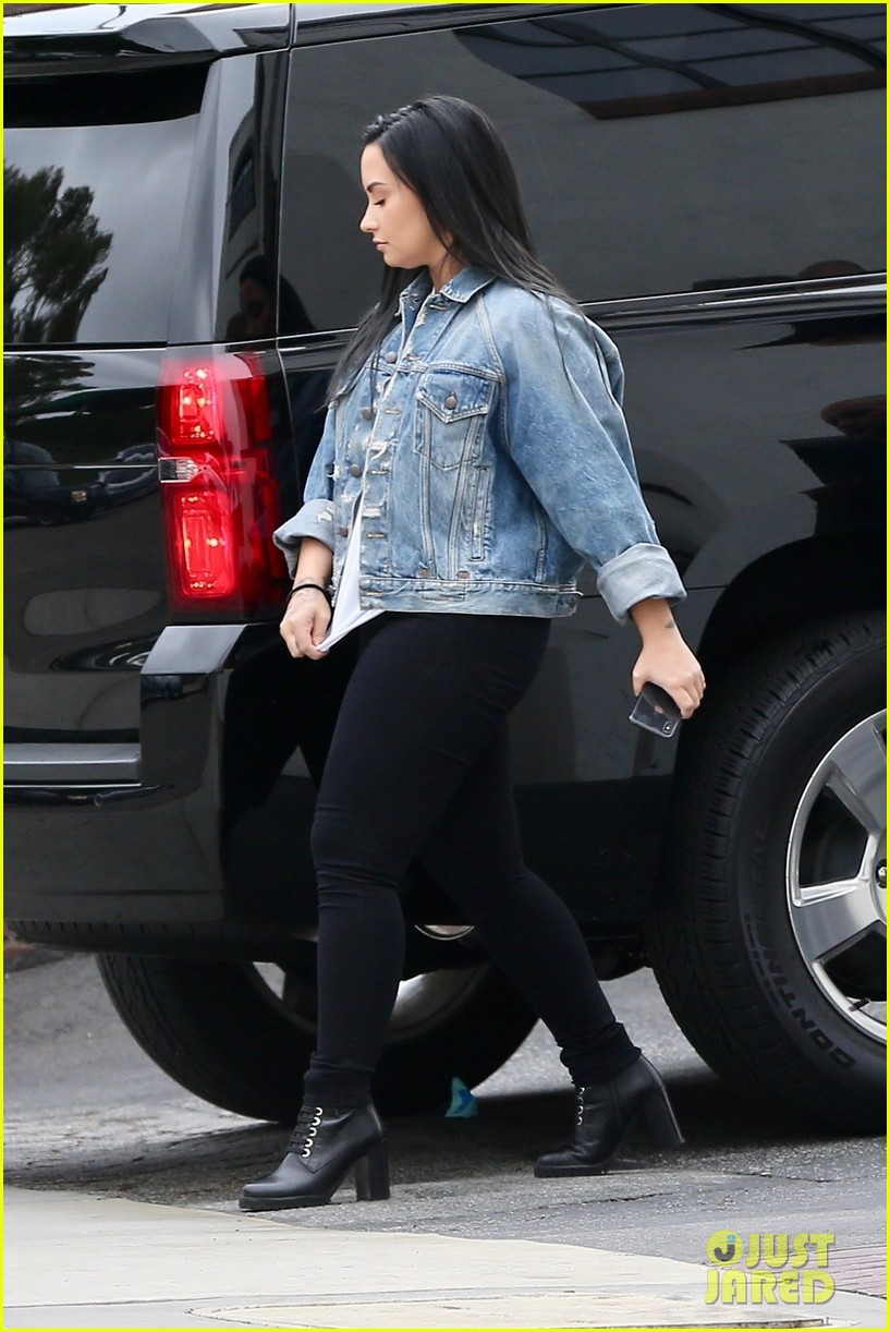 demi lovato makes a coffee run after a workout in la 05