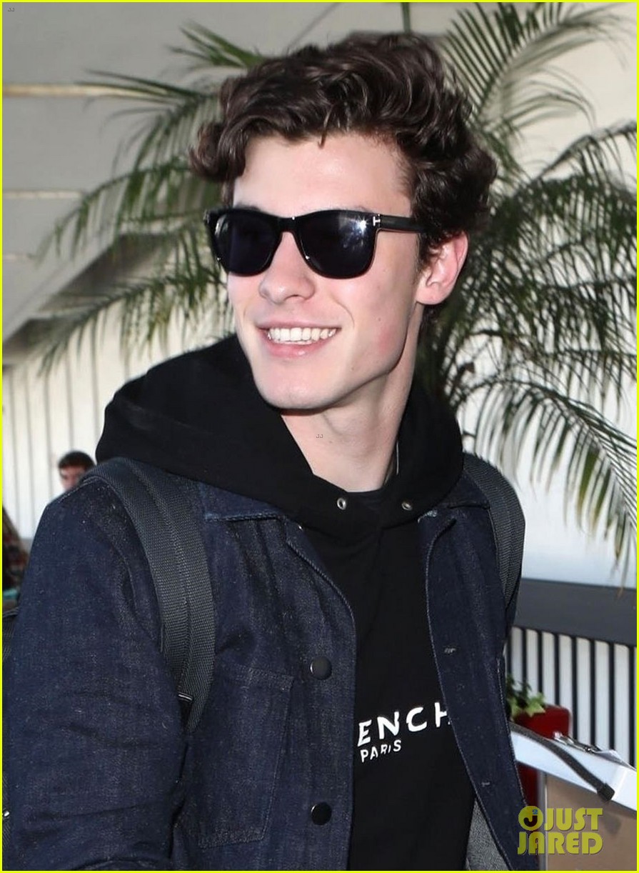 shawn mendes is all smiles jetting out of lax 04