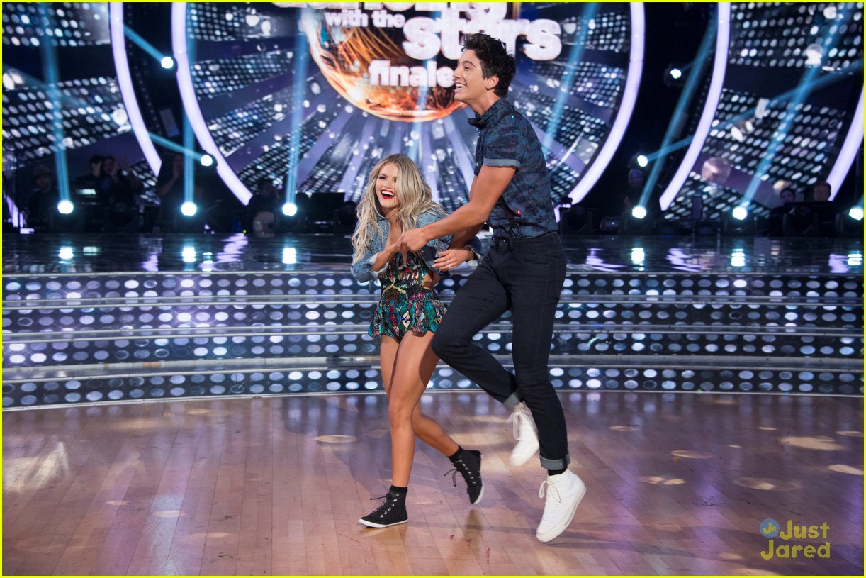 milo manheim gifted chargers to entire dwts cast crew 13