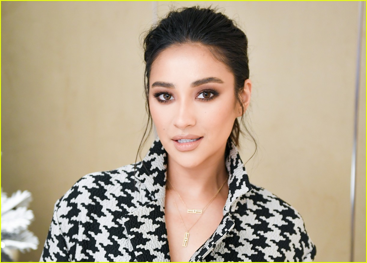 shay mitchell and rowan blanchard have girls night in with tiffany and co 34