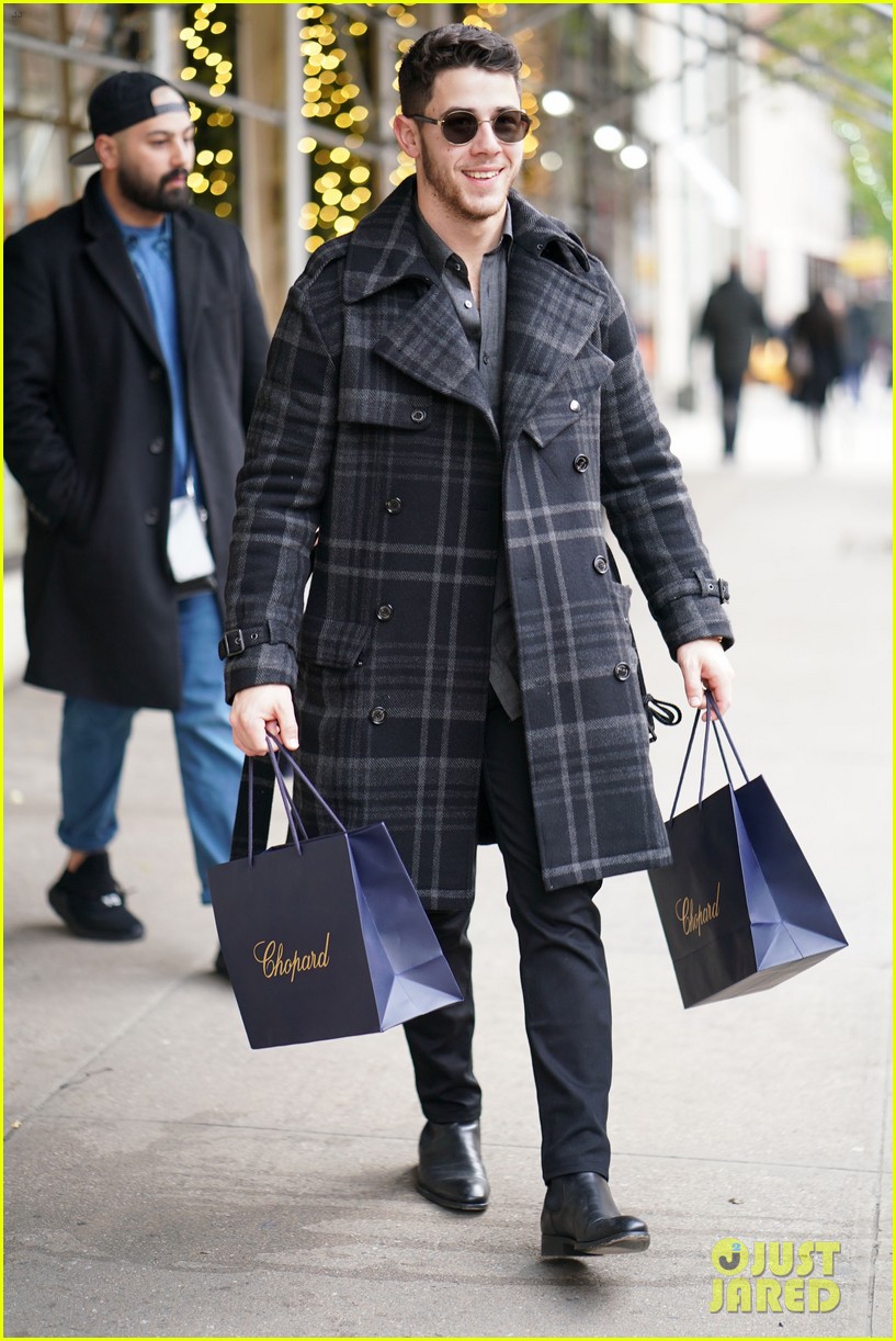 nick jonas does some jewelry shopping in nyc 01