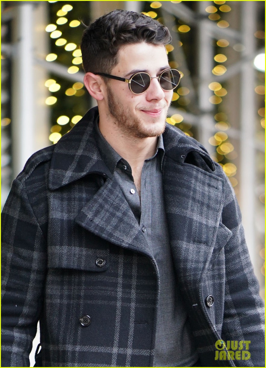 nick jonas does some jewelry shopping in nyc 02