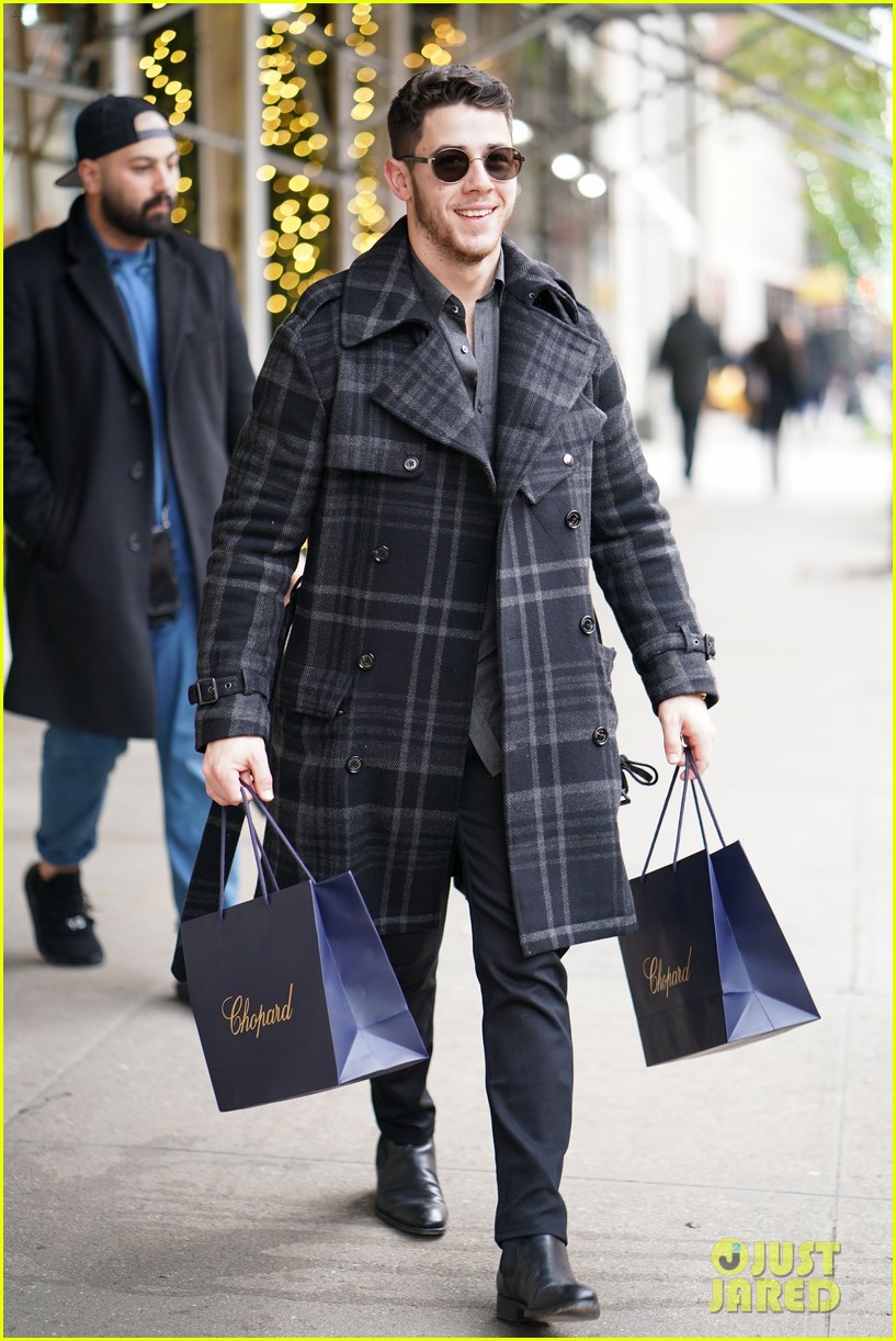 nick jonas does some jewelry shopping in nyc 03