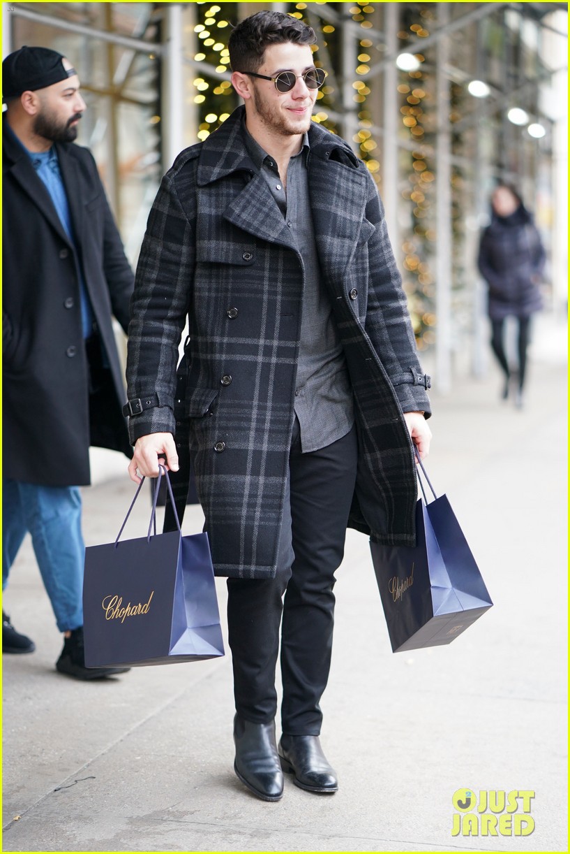 nick jonas does some jewelry shopping in nyc 05