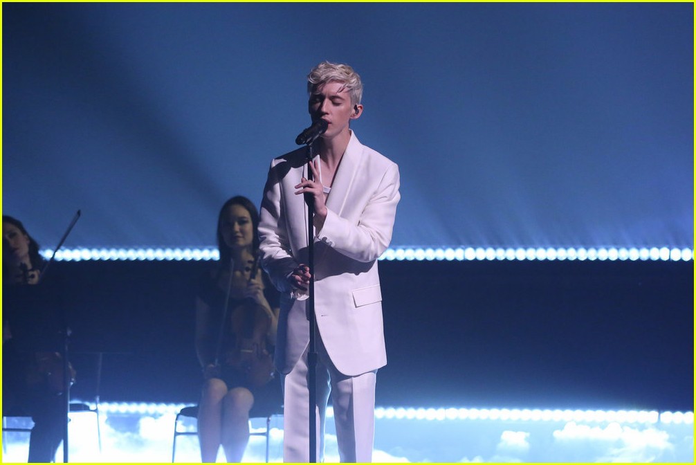 troye sivan gives dreamy revelation performance on jimmy fallons tonight show 03