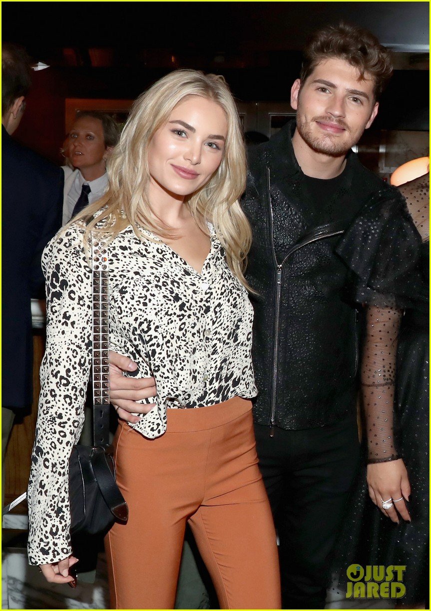 gregg sulkin and girlfriend michelle randolph couple up for hulus holiday party 02