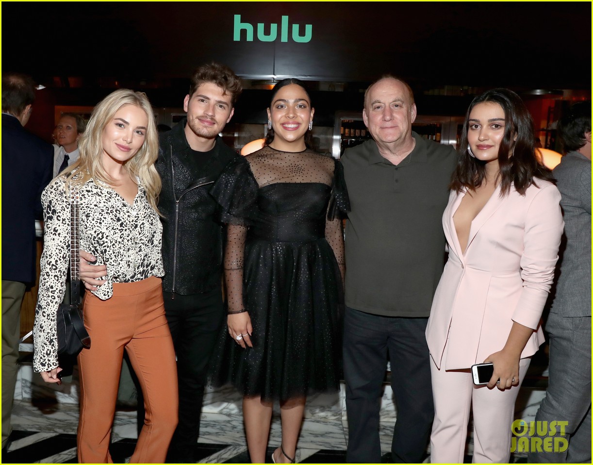 gregg sulkin and girlfriend michelle randolph couple up for hulus holiday party 04