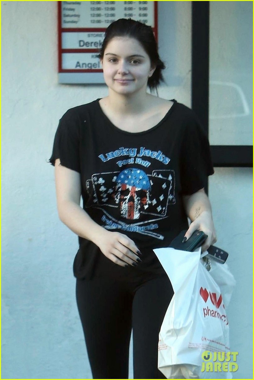 ariel winter gives money to woman in need outside of cvs 02