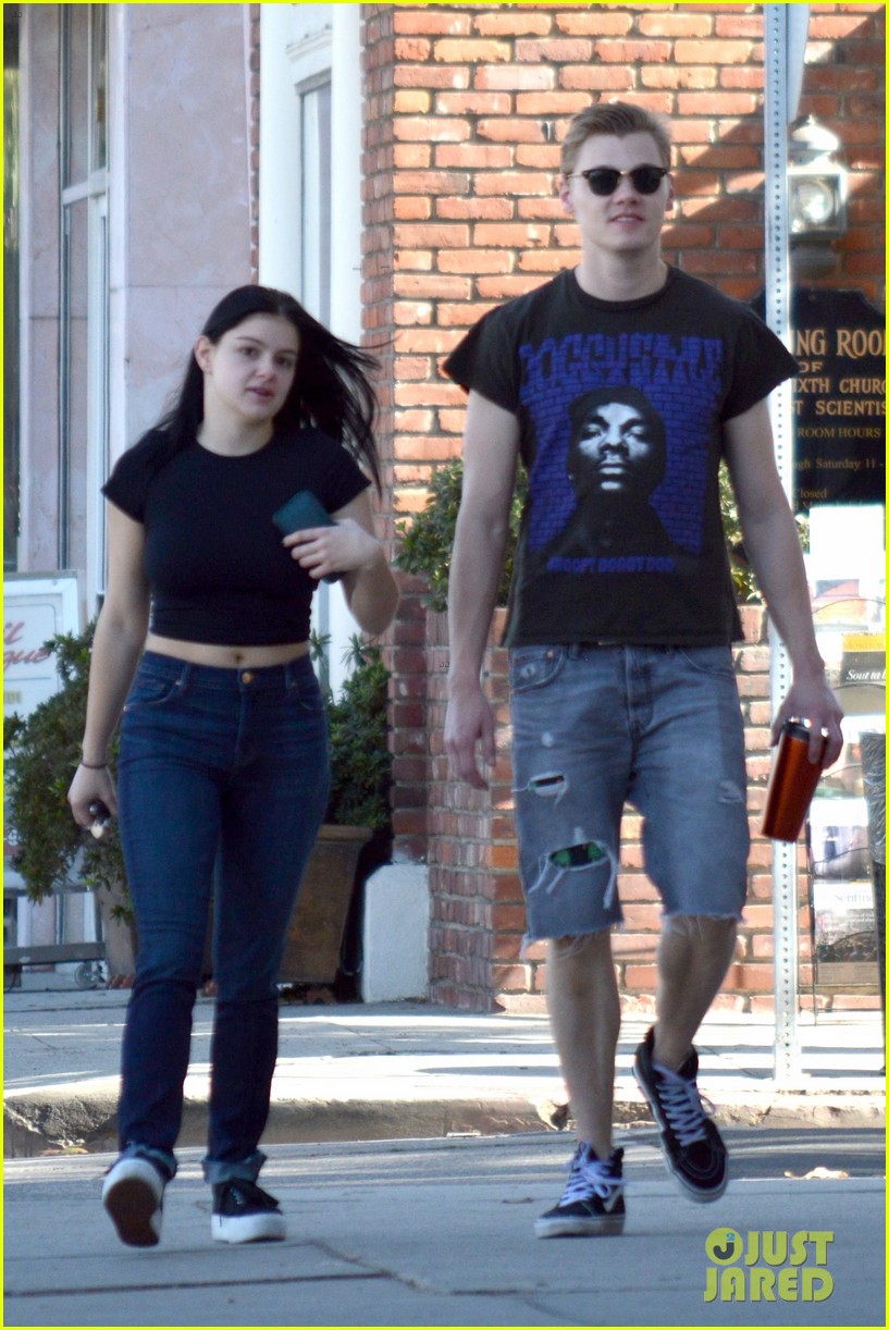 ariel winter gives money to woman in need outside of cvs 03