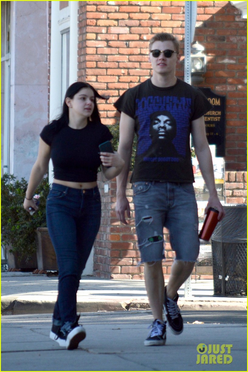ariel winter gives money to woman in need outside of cvs 05