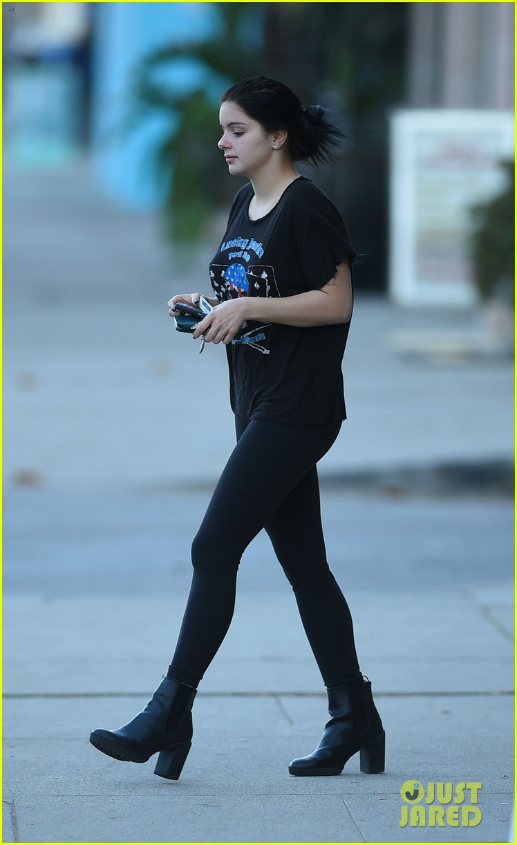 ariel winter gives money to woman in need outside of cvs 08