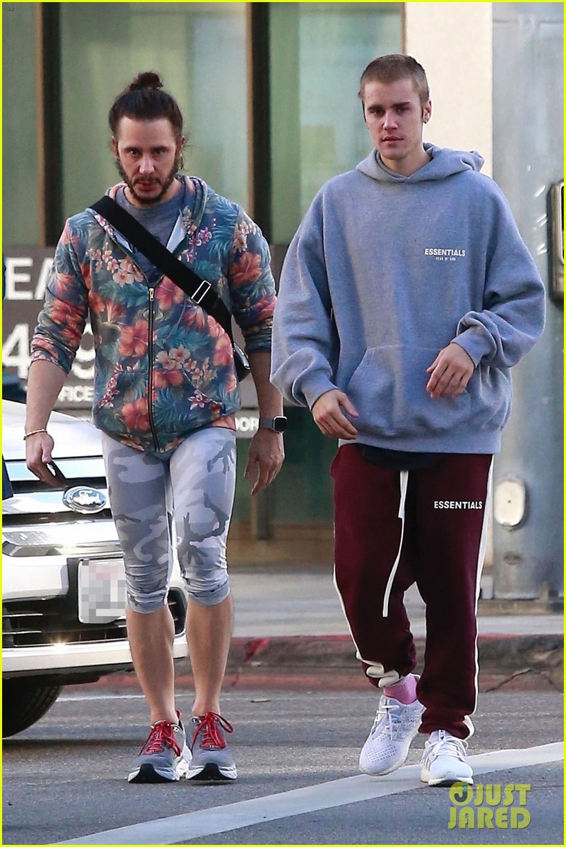 justin bieber grabs breakfast with a friend in beverly hills 01