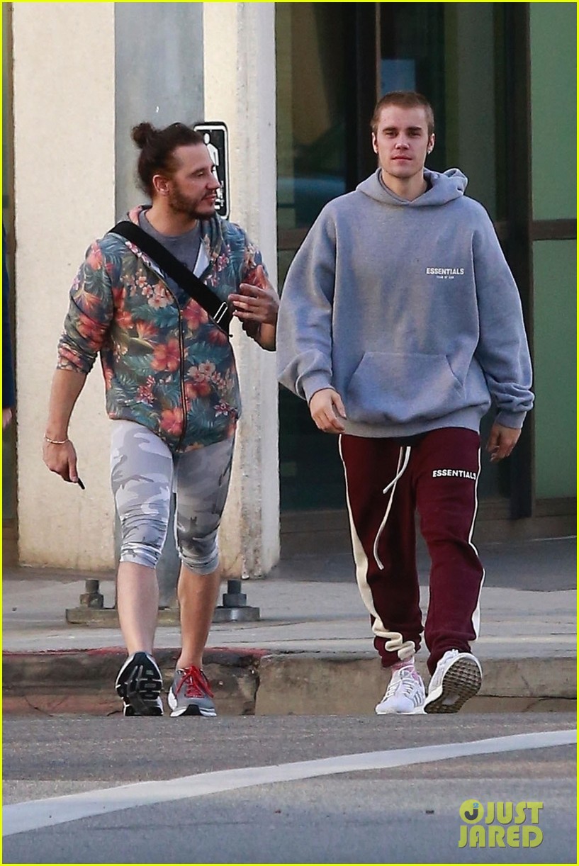 justin bieber grabs breakfast with a friend in beverly hills 04