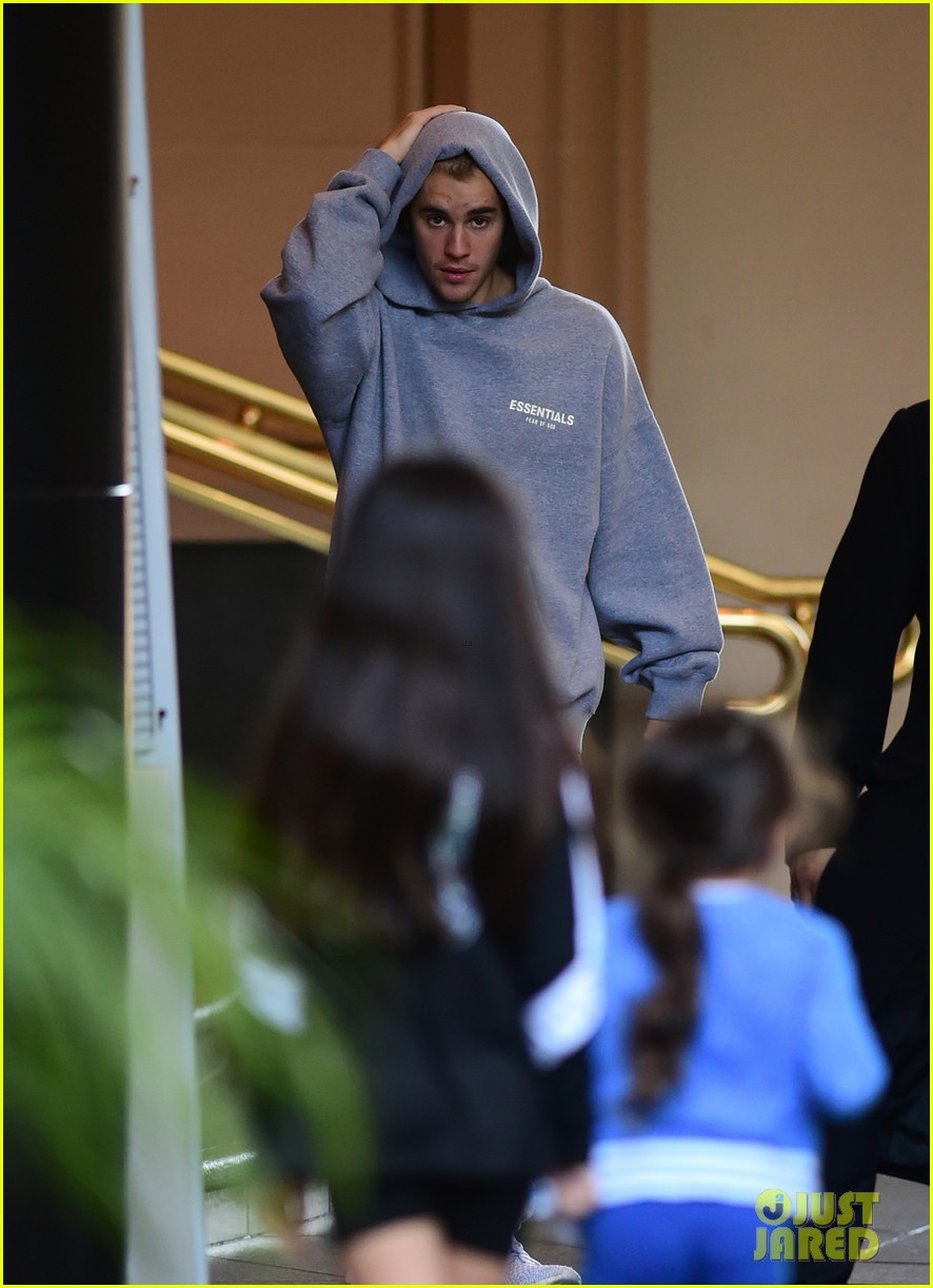 justin bieber steps out for a solo meal in la 01