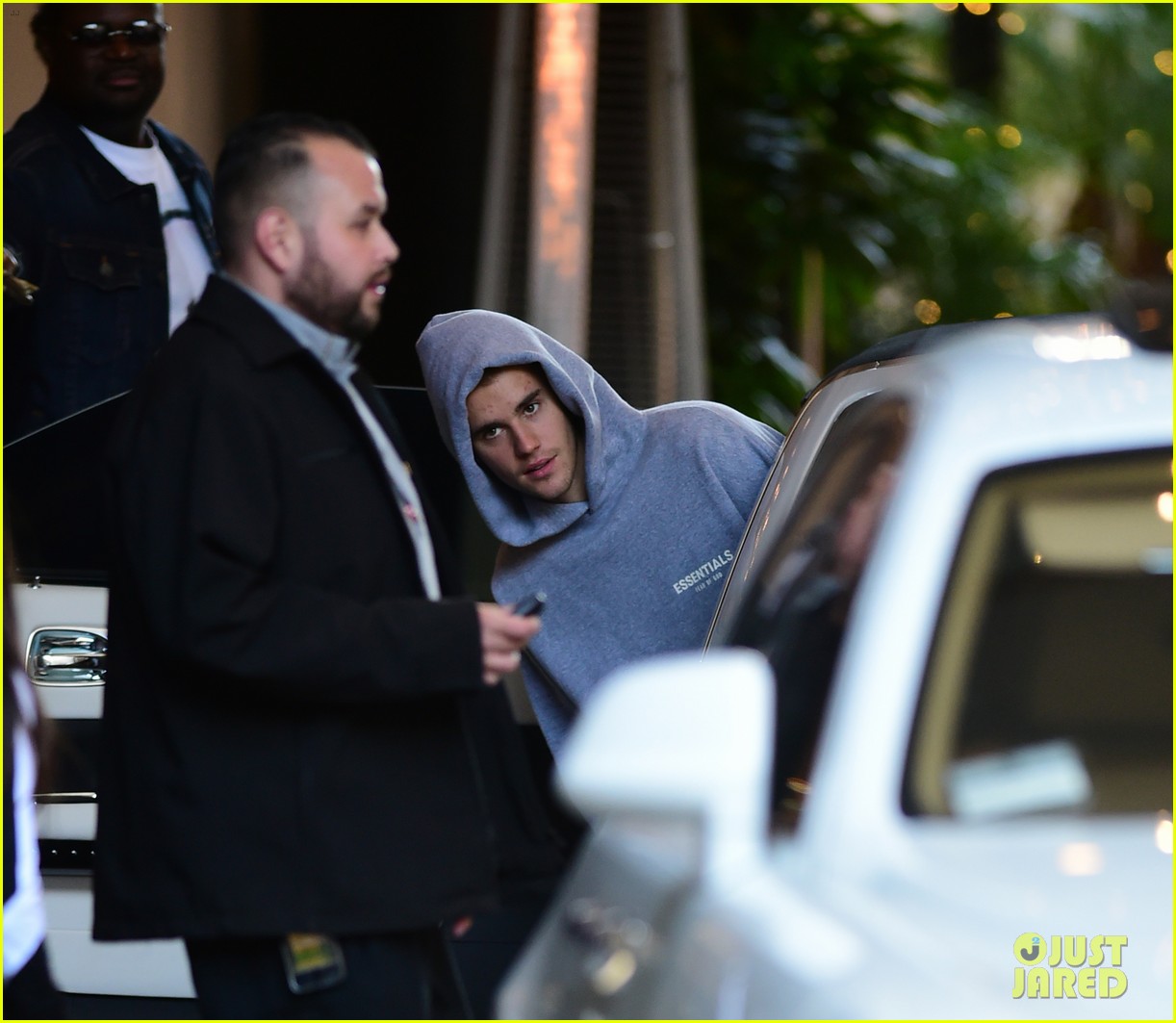justin bieber steps out for a solo meal in la 02