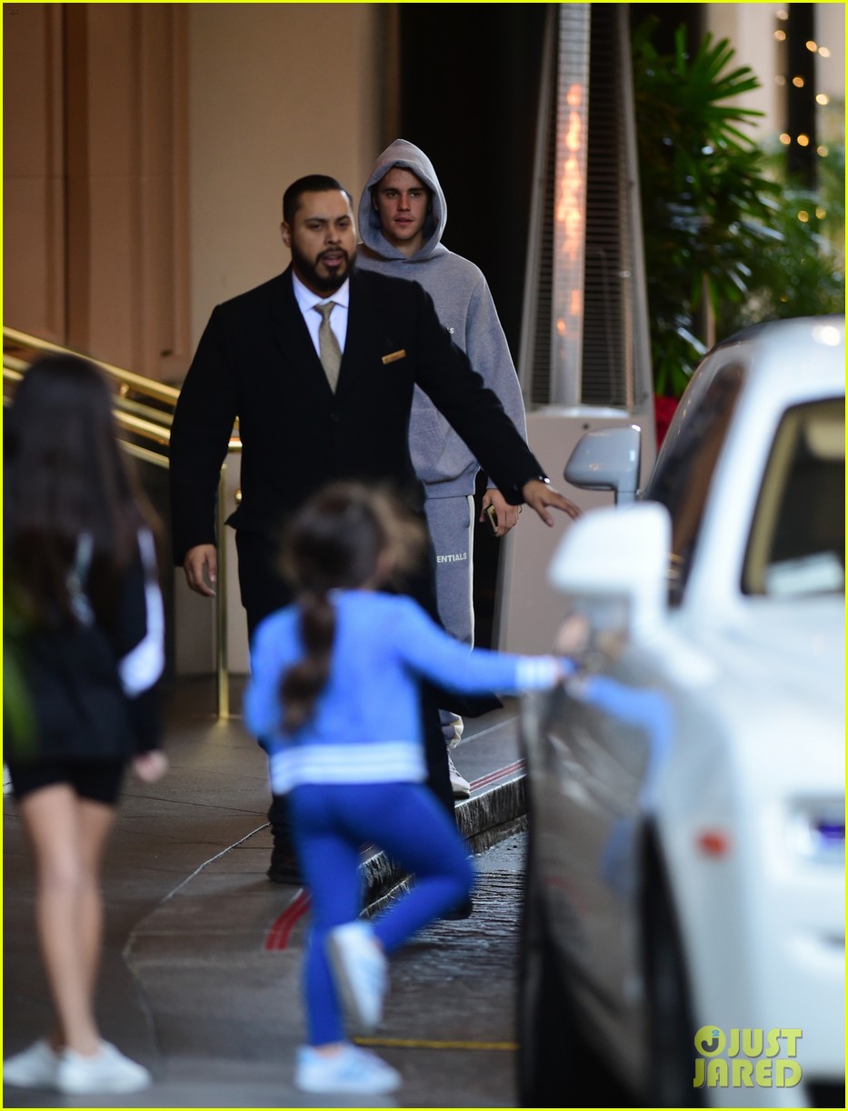 justin bieber steps out for a solo meal in la 03