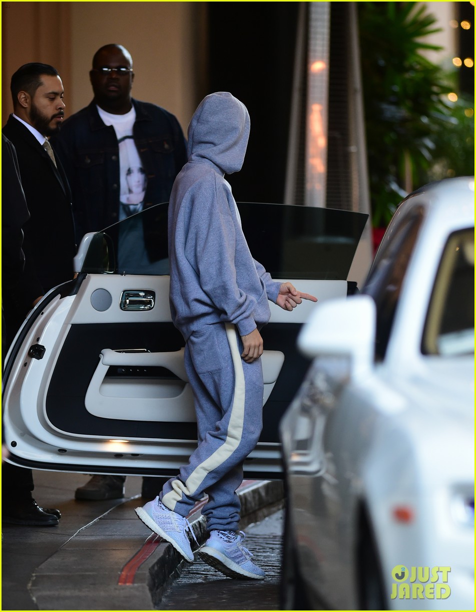 justin bieber steps out for a solo meal in la 05