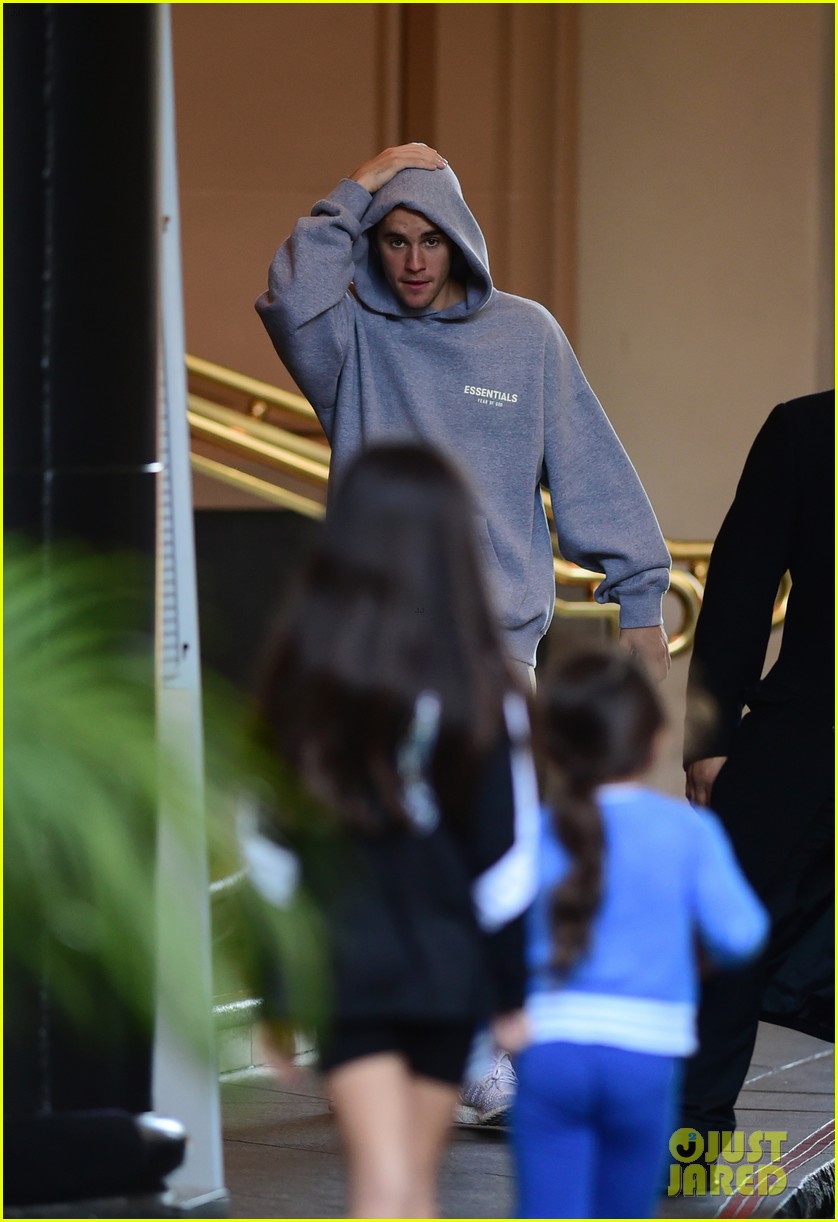justin bieber steps out for a solo meal in la 07