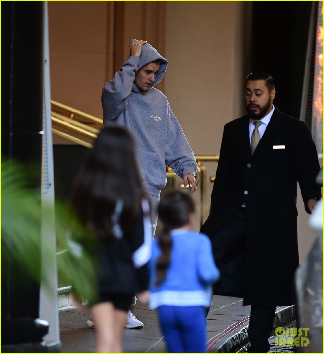 justin bieber steps out for a solo meal in la 10