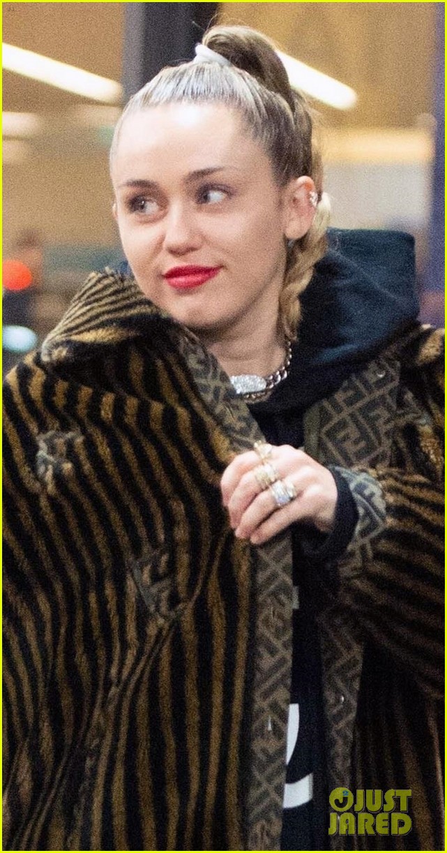 miley cyrus bundles up for flight home from london 01
