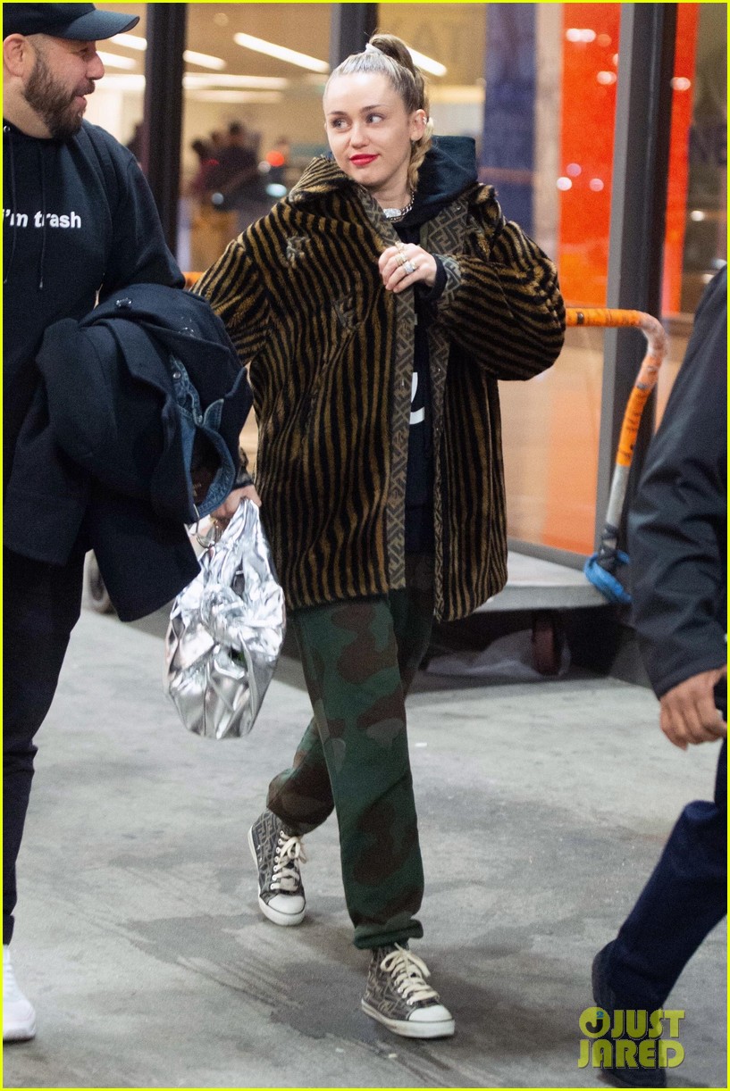 miley cyrus bundles up for flight home from london 03