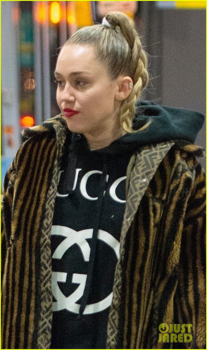 miley cyrus bundles up for flight home from london 04