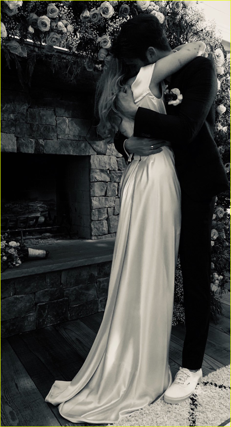 miley cyrus poses with parents billy ray tish cyrus at her wedding 01