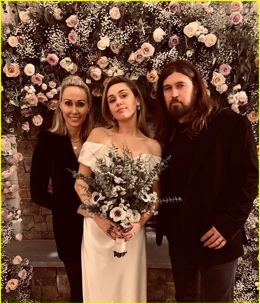 miley cyrus poses with parents billy ray tish cyrus at her wedding 02