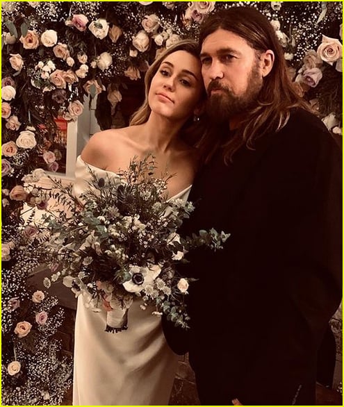 miley cyrus poses with parents billy ray tish cyrus at her wedding 05