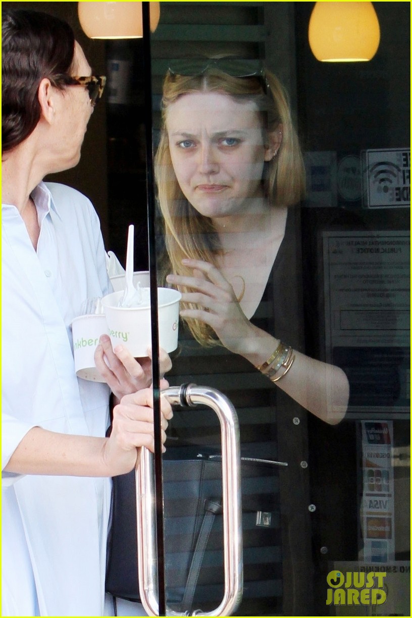 dakota fanning dons black dress for froyo date with her mom 01