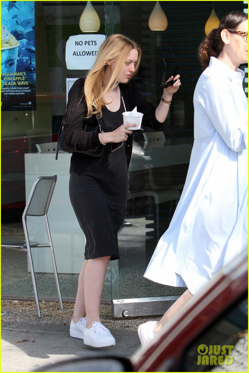 dakota fanning dons black dress for froyo date with her mom 02