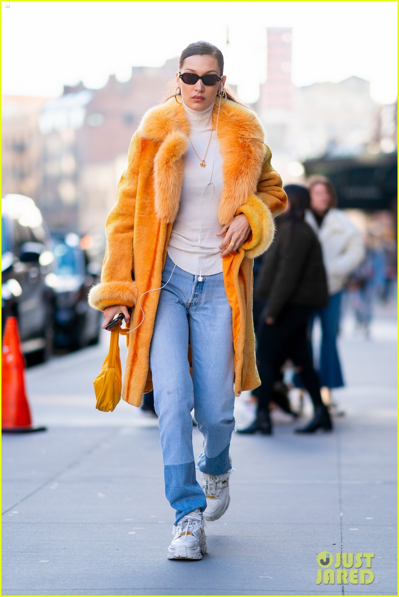 gigi bella hadid hang out with their dad in nyc 03