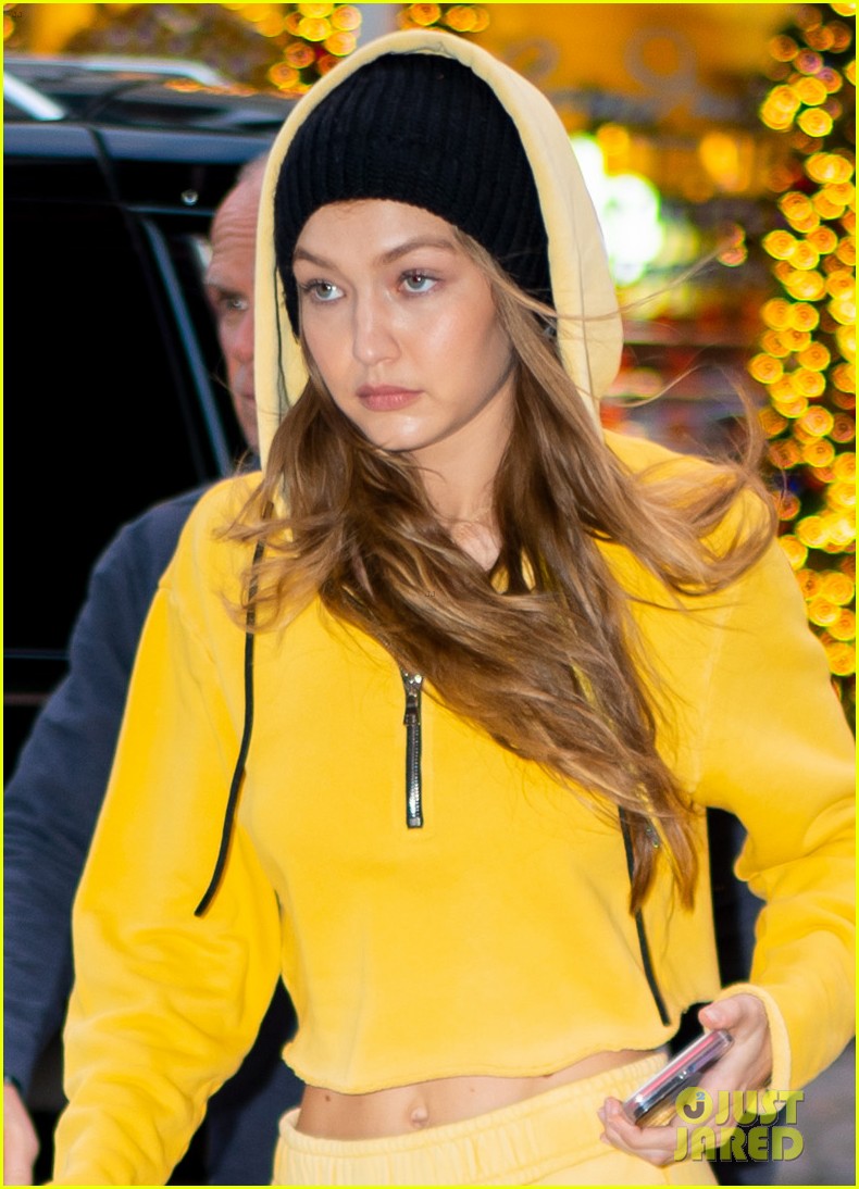 gigi bella hadid hang out with their dad in nyc 04