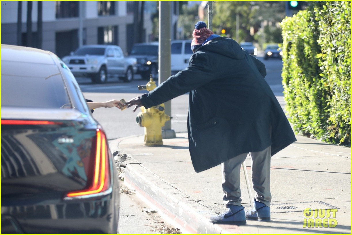 selena gomez chooses empathy while hepling out person in need 02