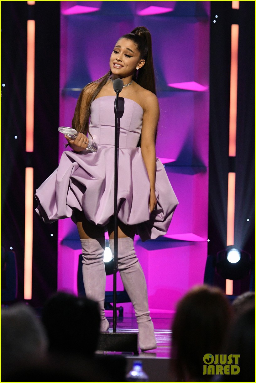 ariana grande gives emotional speech accepting billboard woman of the year award 01