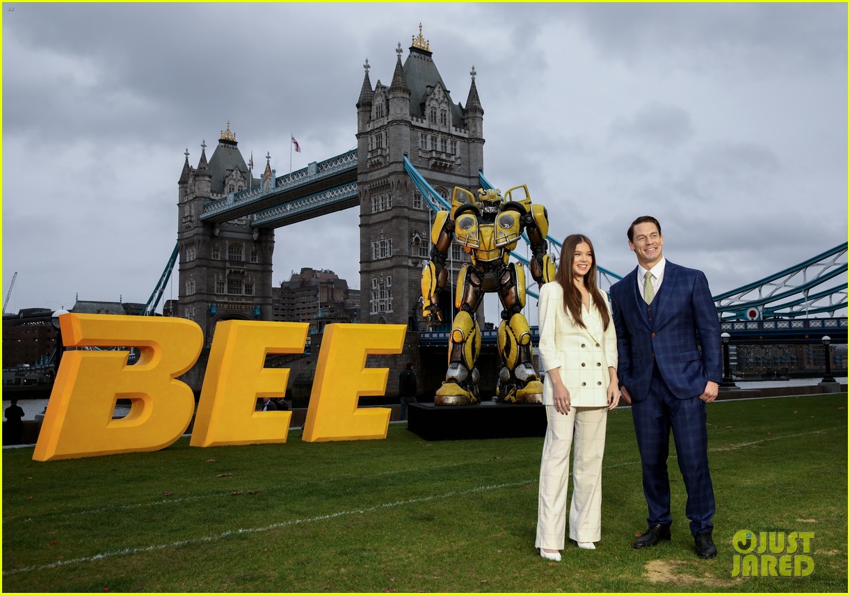 hailee steinfeld john cena bumblebee photocall london 07