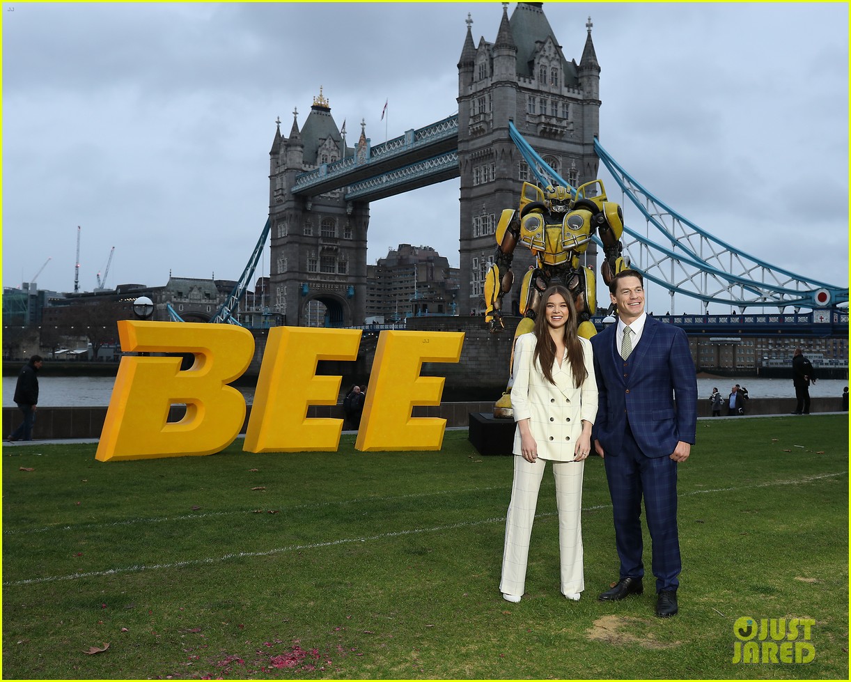 hailee steinfeld john cena bumblebee photocall london 10