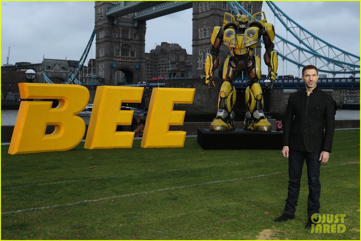 hailee steinfeld john cena bumblebee photocall london 13