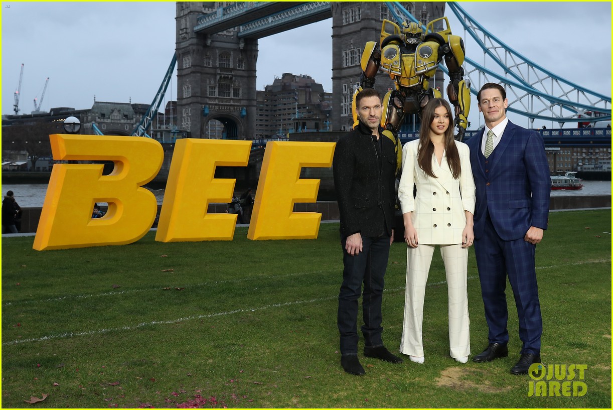 hailee steinfeld john cena bumblebee photocall london 15