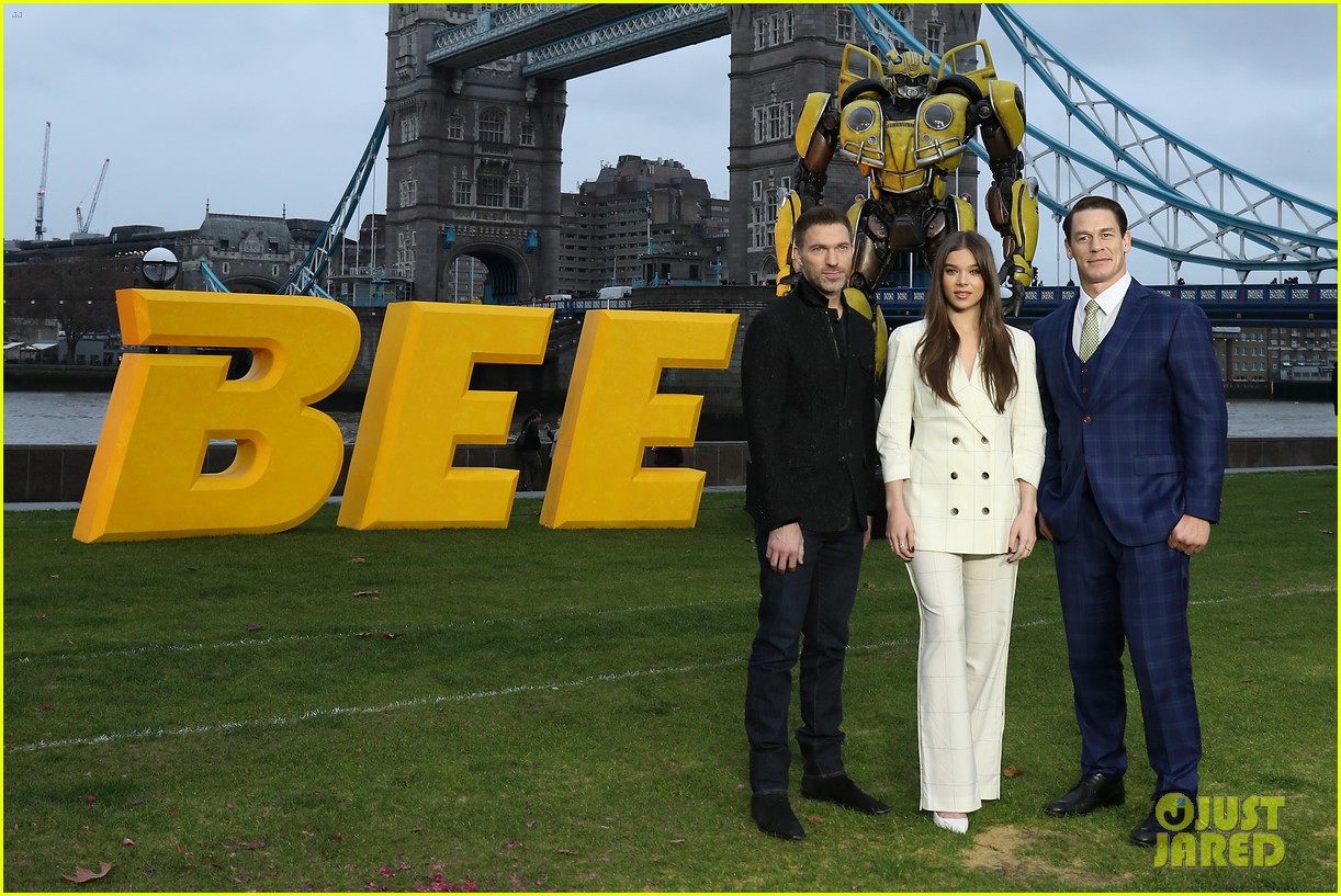 hailee steinfeld john cena bumblebee photocall london 16
