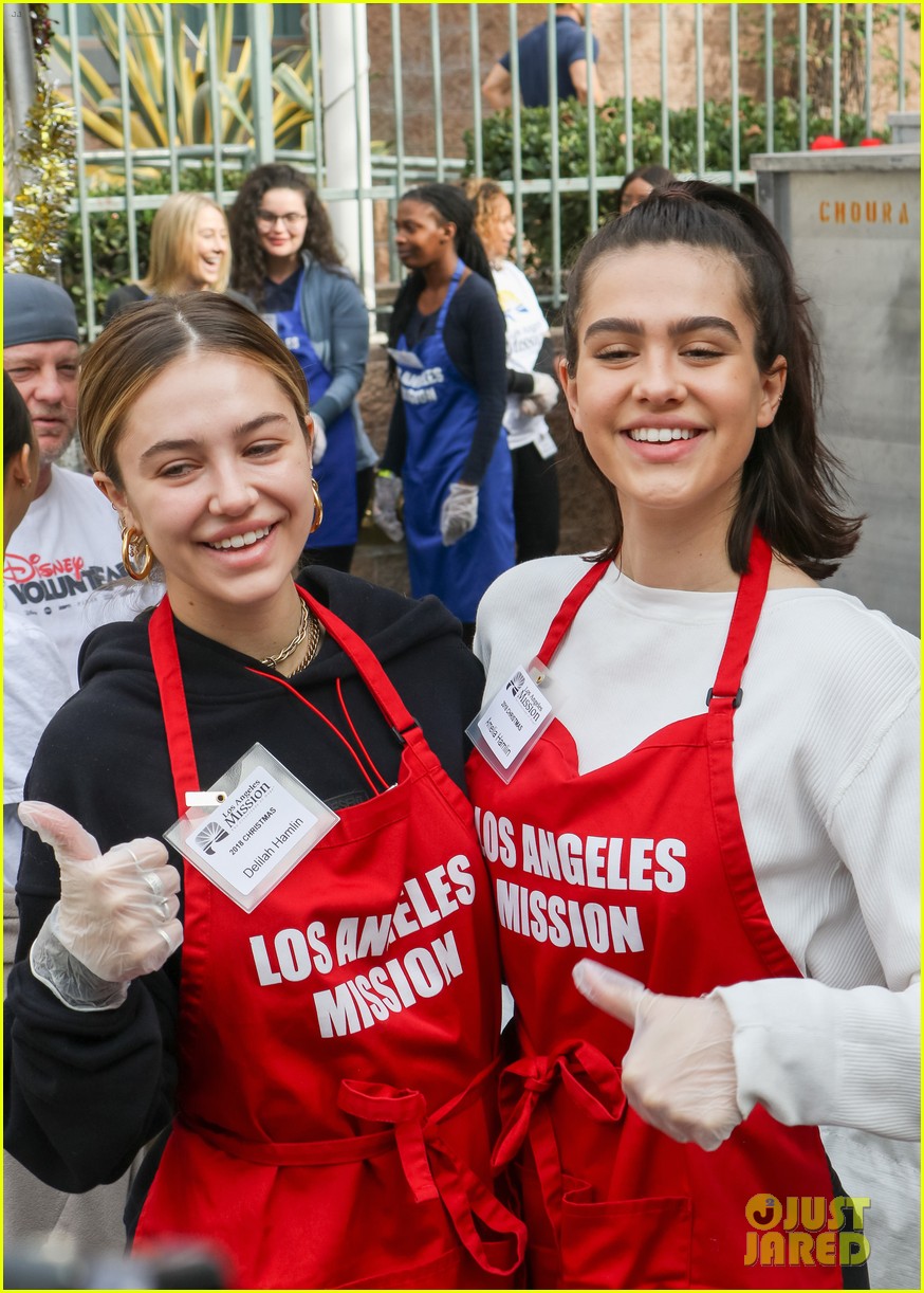 amelia delilah hamlin volunteer to dish out holiday meals 01