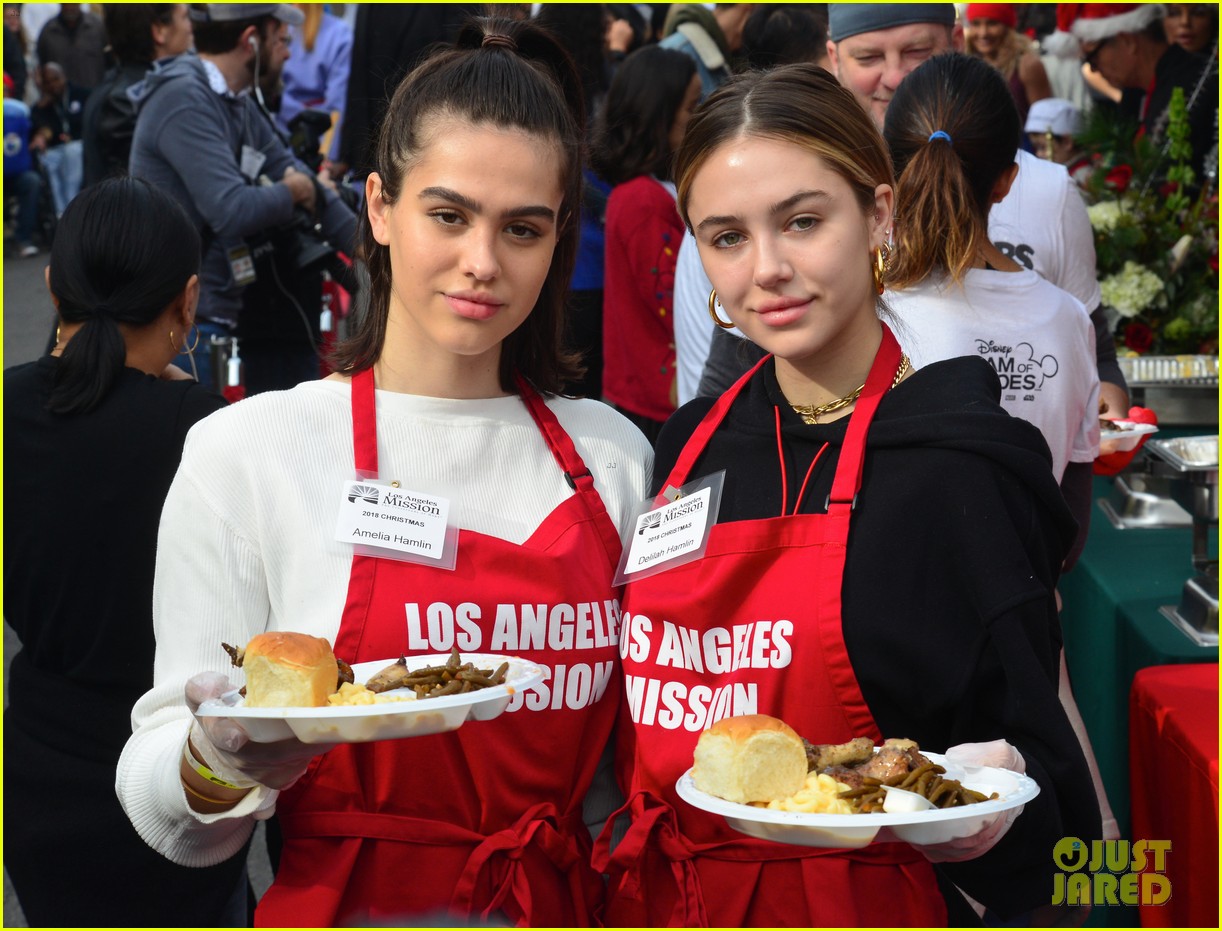 amelia delilah hamlin volunteer to dish out holiday meals 02