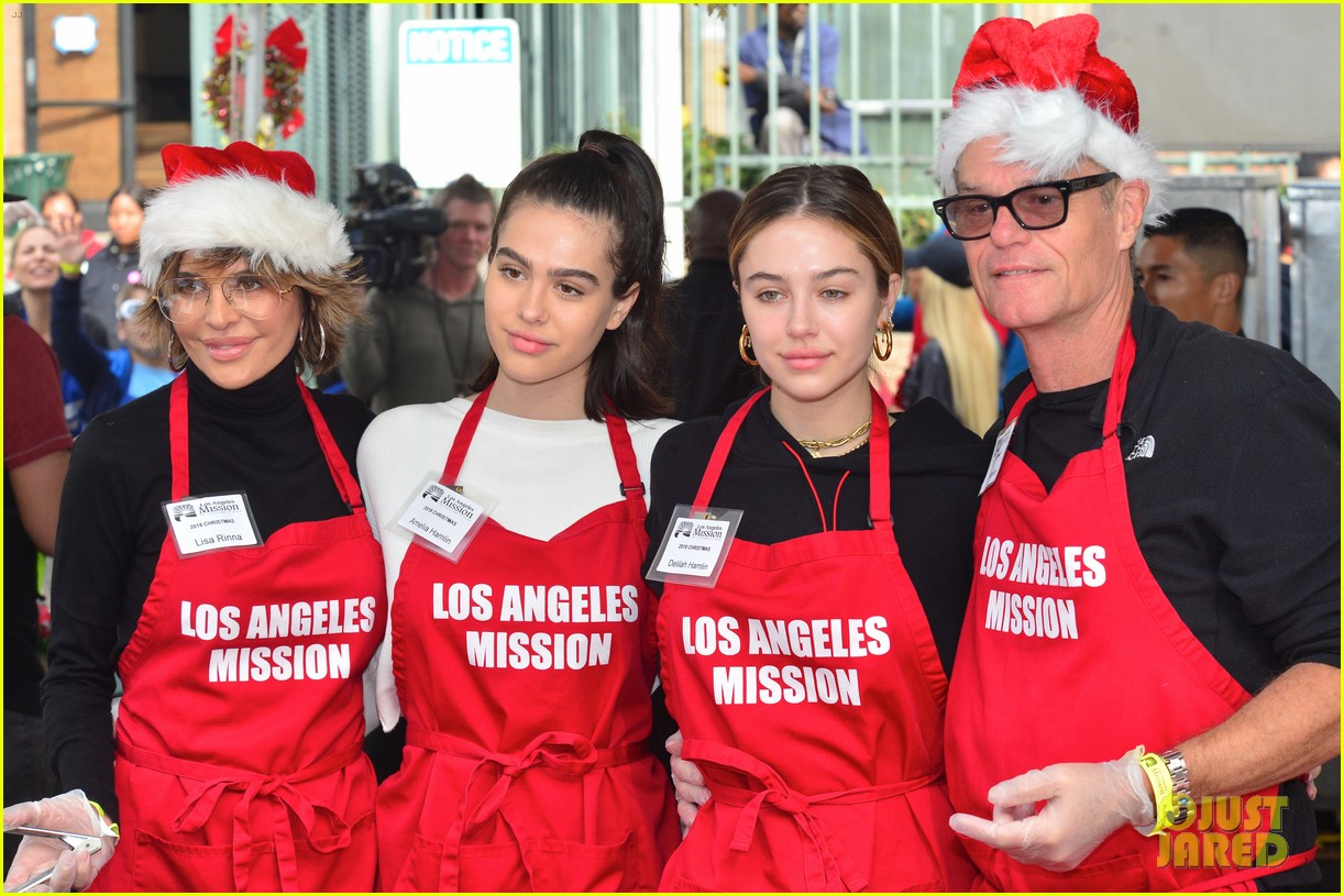 amelia delilah hamlin volunteer to dish out holiday meals 05