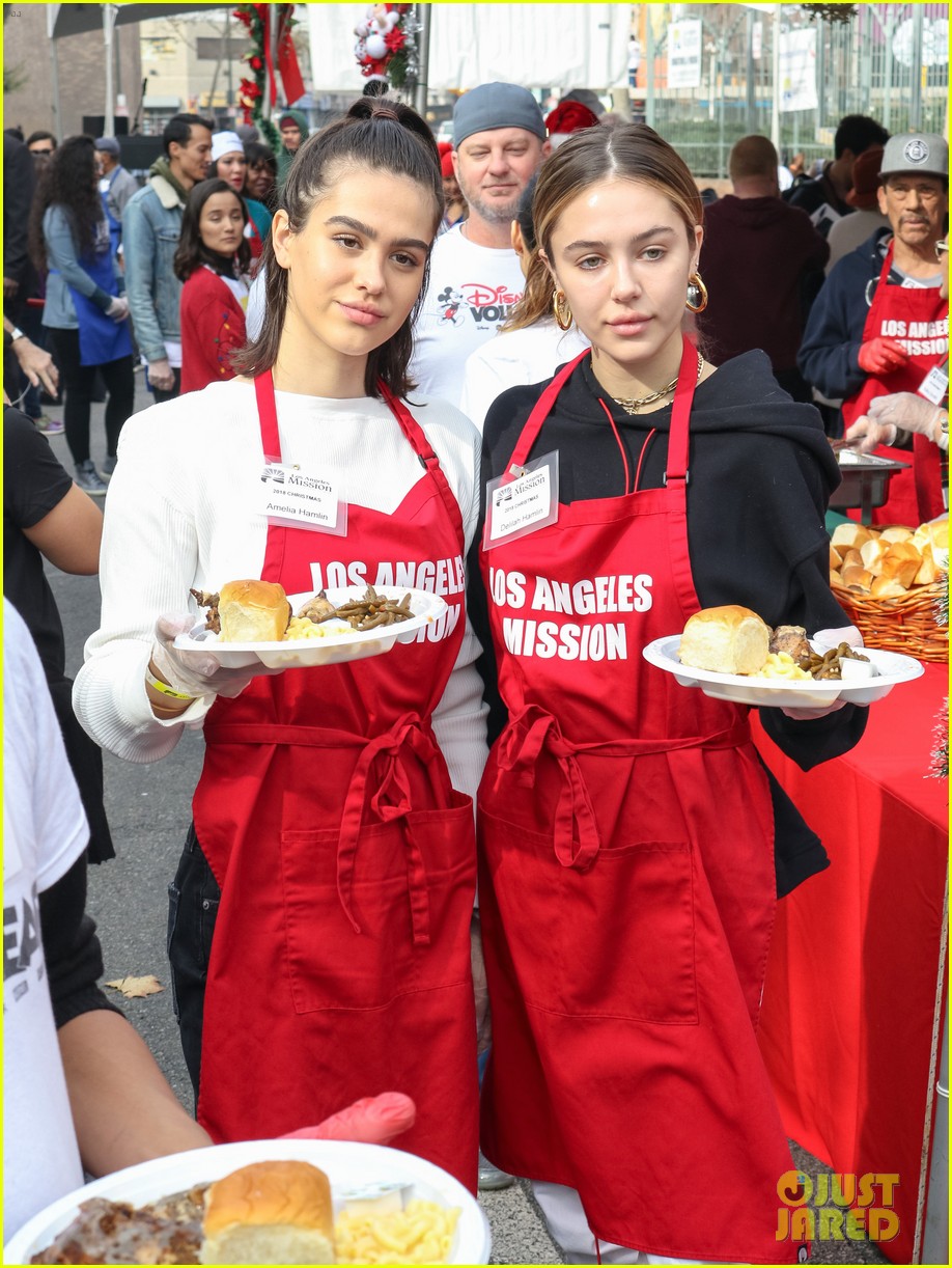 amelia delilah hamlin volunteer to dish out holiday meals 06