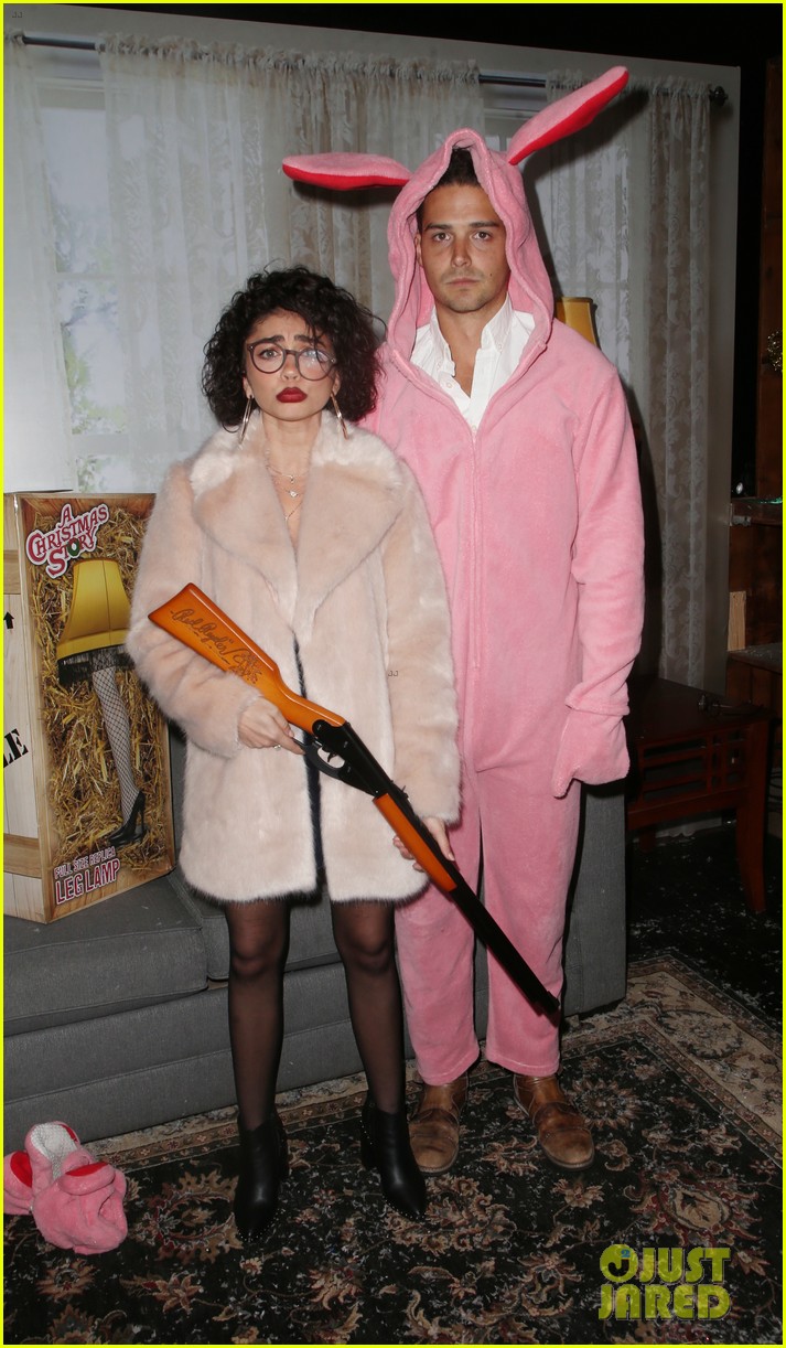 sarah hyland and wells adams recreate a christmas story at toys for tots party 01