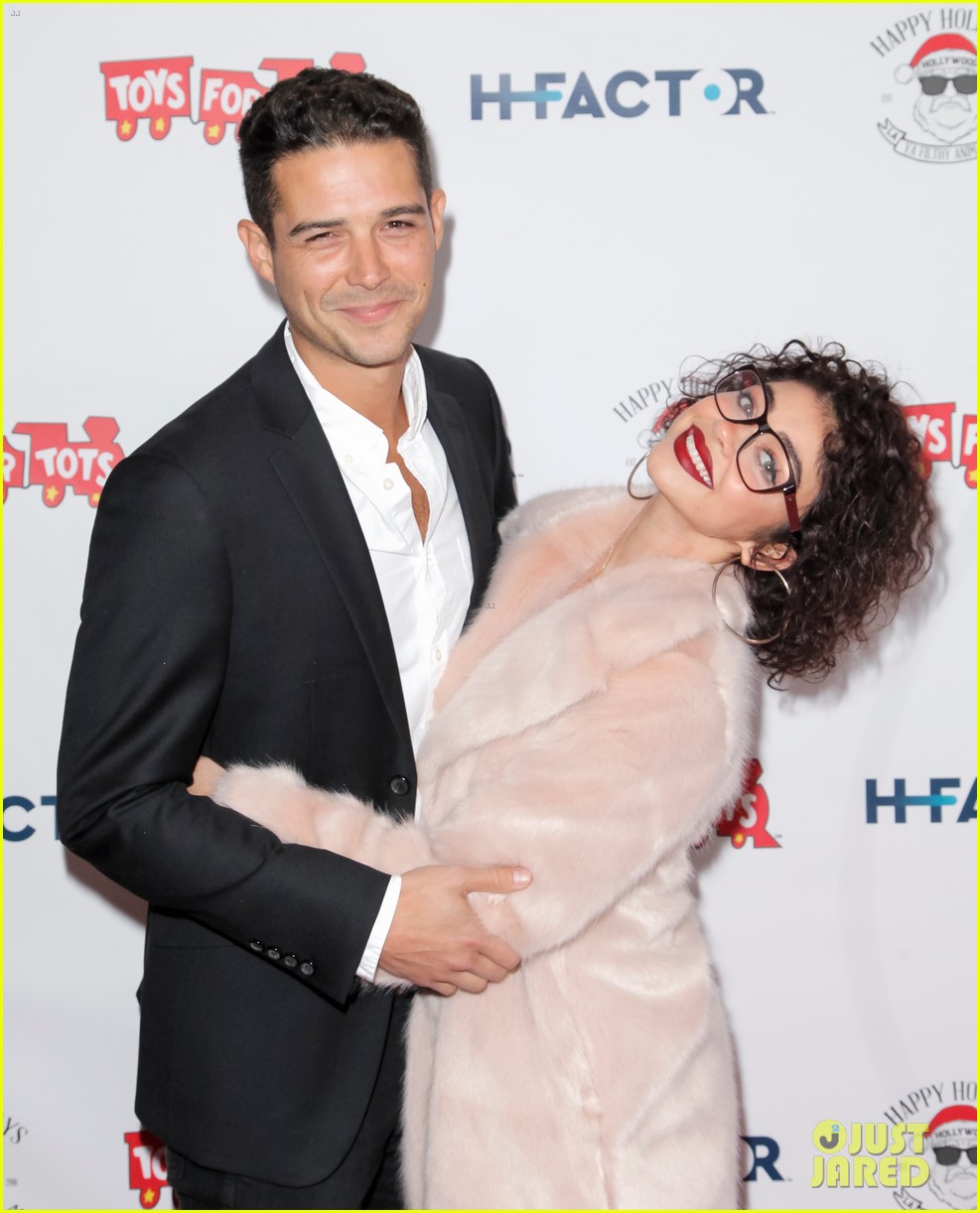 sarah hyland and wells adams recreate a christmas story at toys for tots party 02
